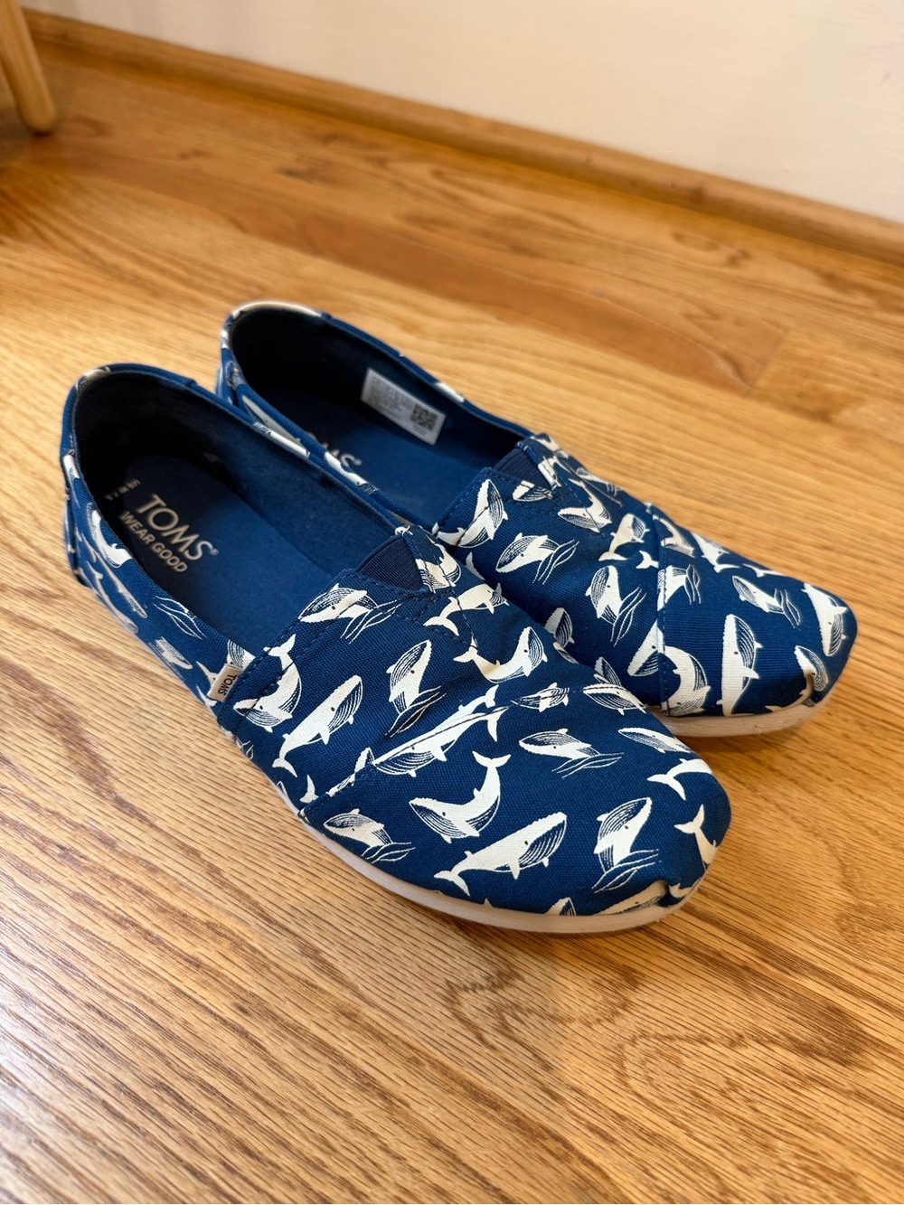 Toms Women’s Navy Canvas Whale Print Alpargata Slip-Ons-Size 7.5